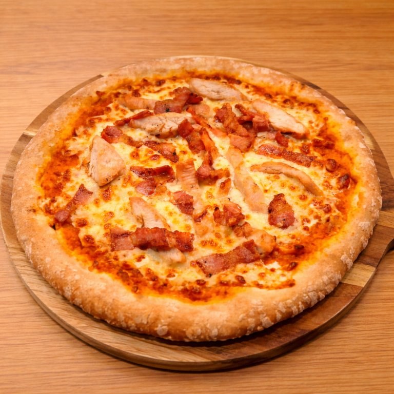 Ranch pizza with smoked streaky bacon and chargrilled chicken at The George Inn Braunton, North Devon